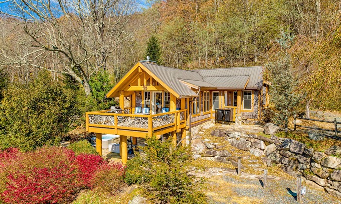 Banner Elk Cottage | Luxury cottage with spacious deck, amazing views, hot tub, & washer/dryer