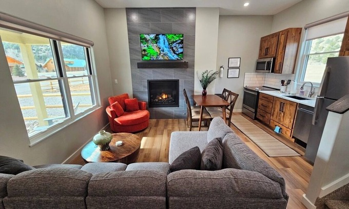 Rio Vista Estates House | Luxury Cozy Mountain Cabin & River Retreat, Outstanding location. AC & WIFI 55A
