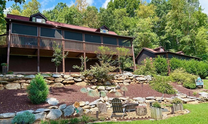 Lake Lure Cabin | Luxury Creek Waters Cabin - walk to Chimney Rock & Lake Lure