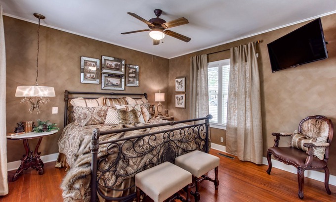 Fredericksburg Cottage | ❤️Luxury Crockett Street Retreat, hot tub and outdoor fireplace! Downtown