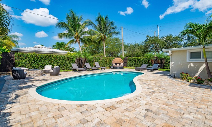 Poinsettia Heights House | LUXURY D/T OASIS 4/4 SLEEPS 12 BEACHES & NIGHTLIFE