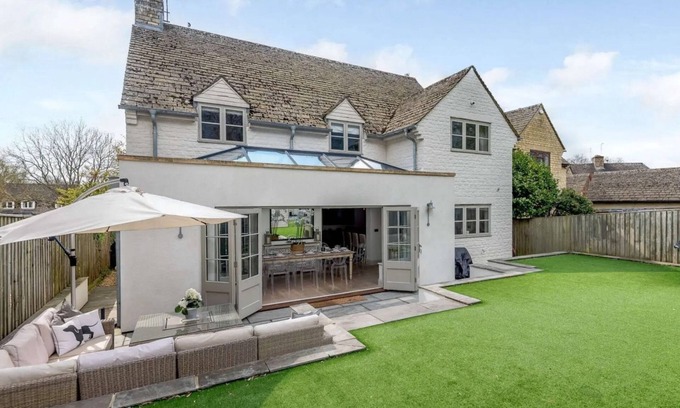 Ewen House | Luxury Detached Cotswold Holiday Home - Honeysuckle House