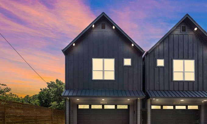 Northside House | 🦚Luxury Downtown Luxury Escape ☆ HotTub ☆Backyard Oasis☆ Sleeps 12