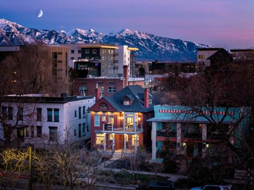 Downtown Salt Lake City House | Luxury Downtown Retreat 4br W Hot Tub & Views
