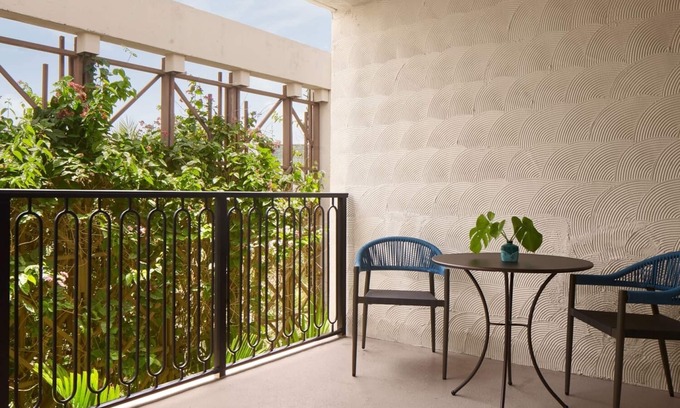 Coconut Grove Hotel | Luxury Eden in Miami: Dive into Rooftop Pool & Enjoy Spa Services | 4 Units