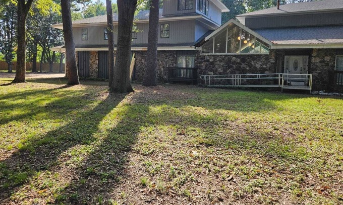 Memphis House | Luxury Estate 13 bedrooms with Pool, Hot tub, Sauna and Bar