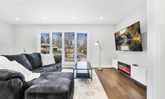 Kitchener House | Luxury Estate+Renovated 3 Bedroom+65" TV+WFH+Sleeps 7