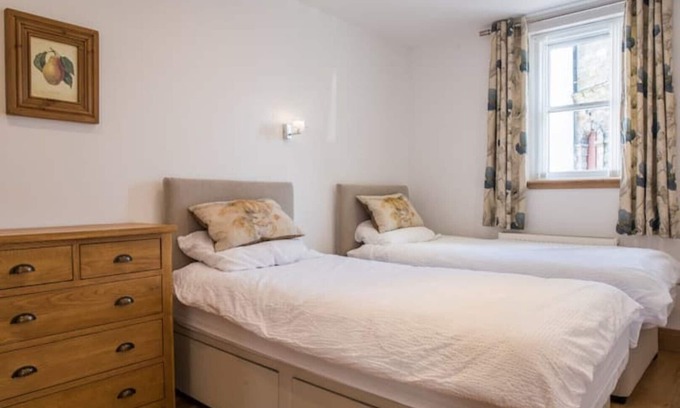 Inverkeithing Apartment | Luxury flat, 20 minutes by train to Edinburgh