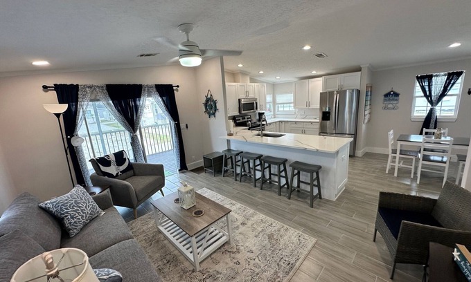 Fort Myers Beach House | Luxury FMB DEEP DISCOUNT April - Dec 2025 2BR Prime Location & Amenities Await!
