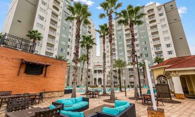 Florida Center Condo | Luxury Fully Equipped Resort Condo 1 Mile from Universal