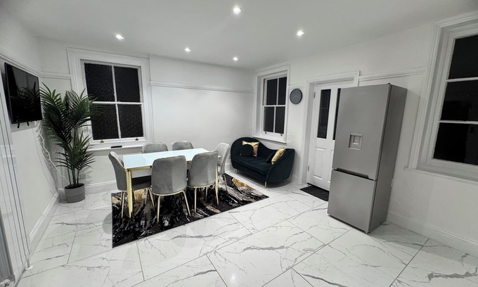 Ashburton Apartment | Luxury Furnished 2-king sizes bedroom Flat
