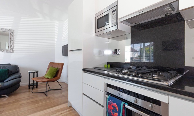 Headington Apartment | Luxury Garden Apt, Two Bed 2 En Suite with Parking