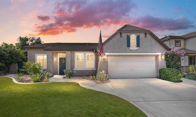 Eagle Ranch House | Luxury Gated Retreat Golf Course Views Sleeps 8