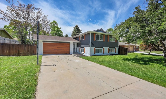 Applewood West House | Luxury Golden Retreat w Spa + Game Room w video games and pool table, Sleeps 15