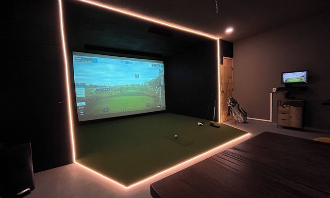 Pinehurst House | Luxury Golf Simulator, Golden Tee, Shuffleboard, Hot Tub and Stunning Views!