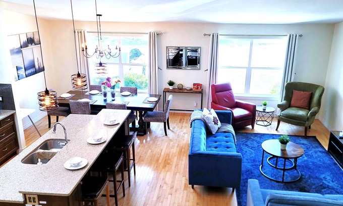 Northwest Calgary House | Luxury Home, 5BR, 2King, HotTub, Movie Theater, Game Room, Play Room and More