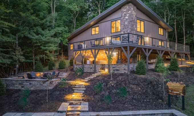 Beech Mountain House | *Luxury* Home, Hot Tub, Firepit, Games & More!