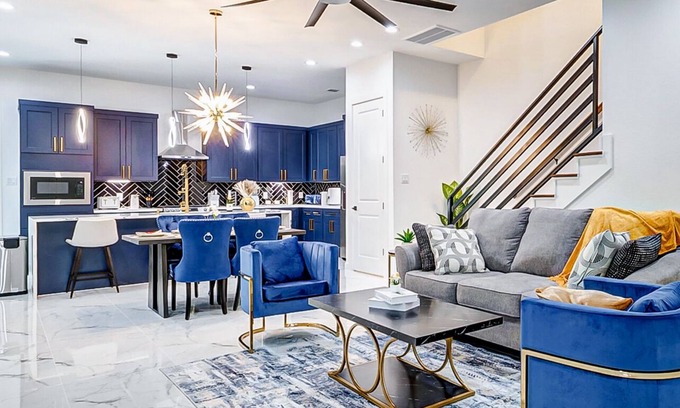 OST - South Union House | Luxury home in downtown Houston minutes from NRG/Med Center/Zoo and Aquarium
