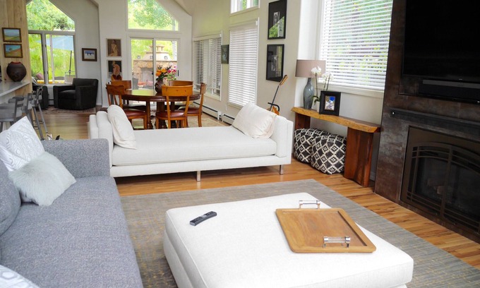 Edwards House | Luxury Home, magnificent Views!nPrivate Jacuzzi, Walk or Free shuttle to ski!