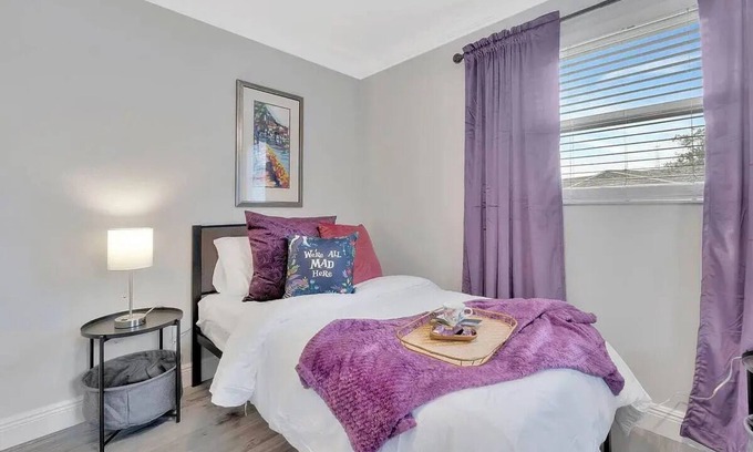 Largo House | Luxury Home Mins To HCA Hospital Beach & Downtown