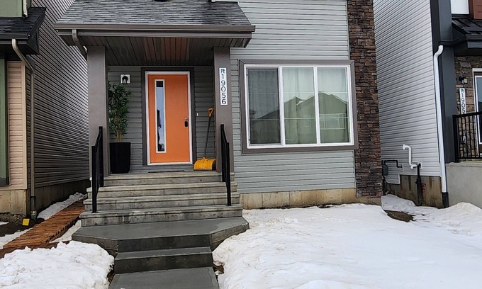 West Edmonton House | Luxury Home | Newly furnished | Sleeps 9 | Private Gym | 15mins to West Edm Mall