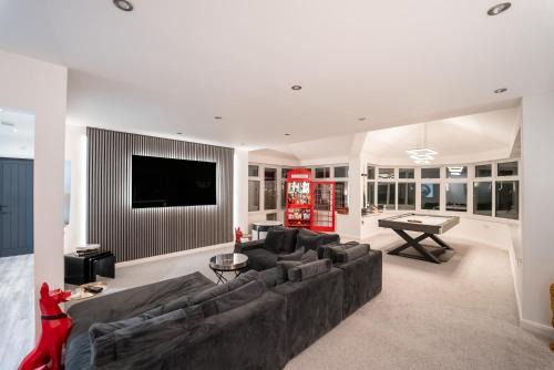 Northwood House | Luxury Home Sleep 7, Hot Tub, Free Parking