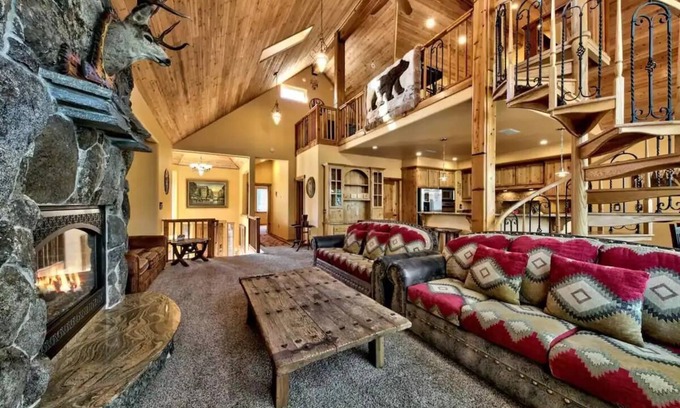 Tahoe Paradise House | Luxury House, Hot Tub, Pet Friendly, Pool Table, EV Chargern