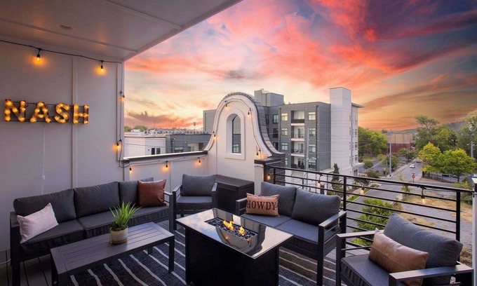 Buena Vista House | Luxury House in Nashville with Rooftop Deck