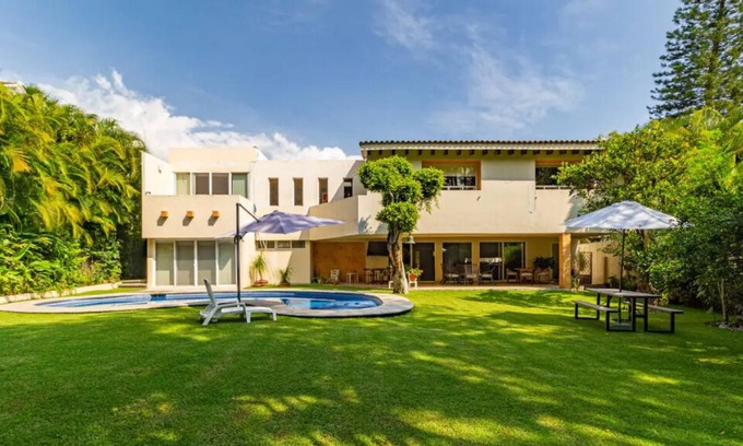 Cuernavaca Other | Luxury house with a pool and a hot tub in Tabachines