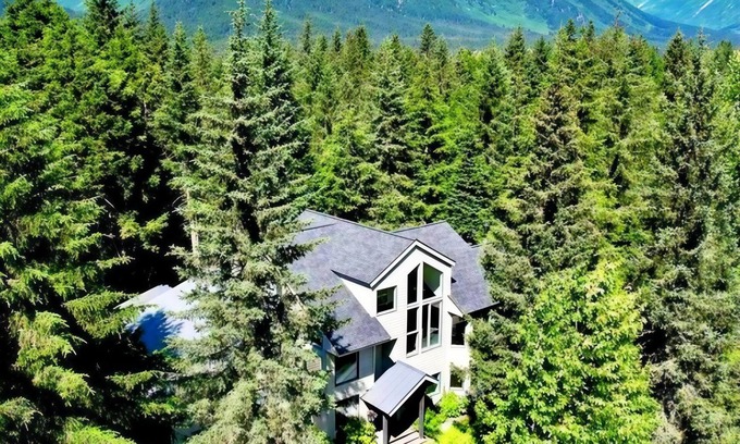 Alyeska House | Luxury - Huge kitchen, living room, master bedrooms & mtn views. Walk to lifts!