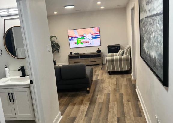 Ottawa Division Apartment | Luxury king 1 private bedroom