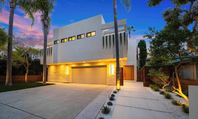 Village of La Jolla House | Luxury La Jolla Retreat, 4BR, Walk to Beach, Restaurants, Cove