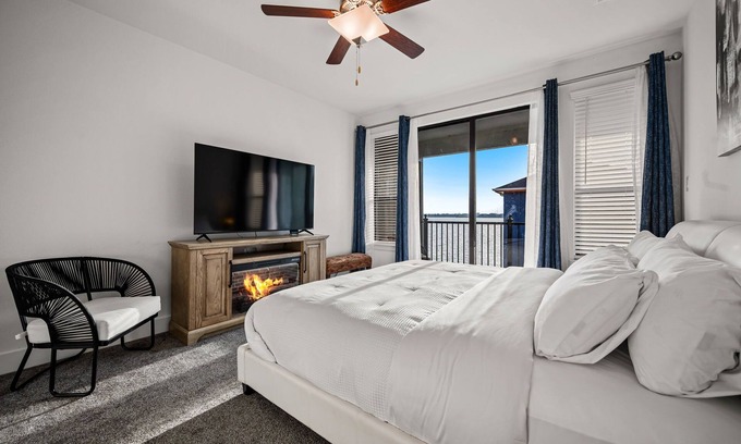 Rowlett House | Luxury Lake House Private Office Space
