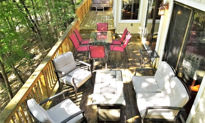East Stroudsburg House | Luxury Lakefront Retreat on 2 Acres—Hot Tub, Real Wood Fireplace, Fishing & More