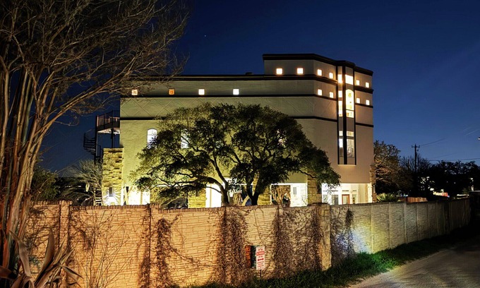 Hudson Bend House | Luxury Lakefront Property and Wedding Venue