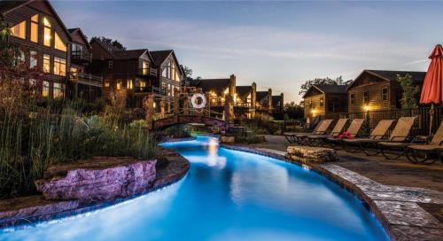 Indian Point House | Luxury Lakefront Villa HUGE POOL Kayaks 2Mi to Silver Dollar City