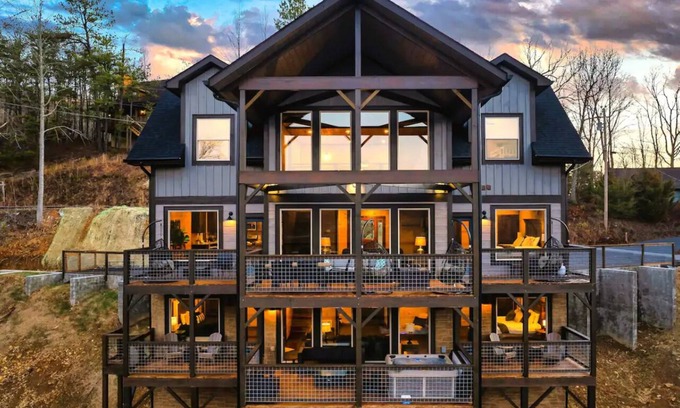 Gatlinburg - Pigeon Forge Cabin | Luxury Lodge~Fire Pit+Mountain Views~Hot Tub~Pool
