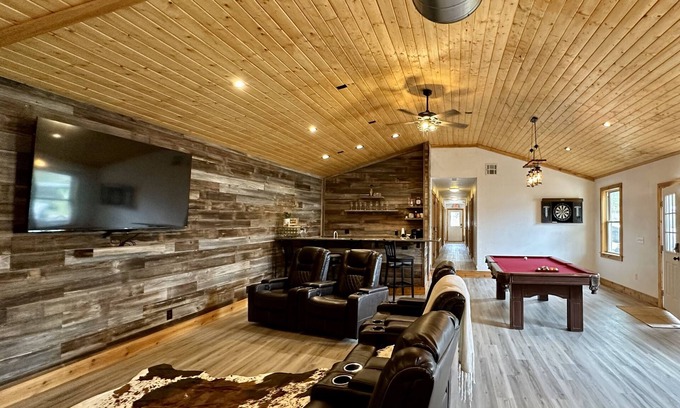 Waynoka Cabin | Luxury Lodge near Little Sahara. Perfect for Outdoor Adventure & Family Retreats