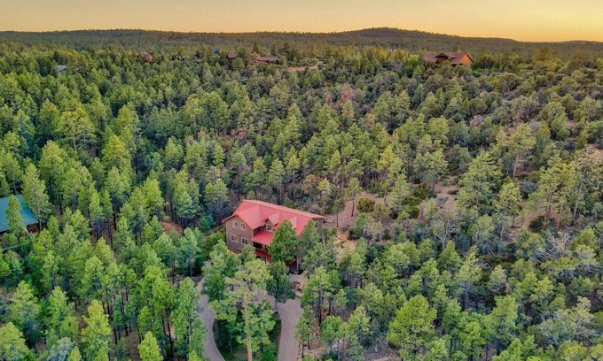 Sierra Pines Cabin | 🏆 LUXURY LODGE - SLEEPS 26 - 5,000 SQ FT - 6BD 4BA - GAME/THEATER - 1.5 ACRES