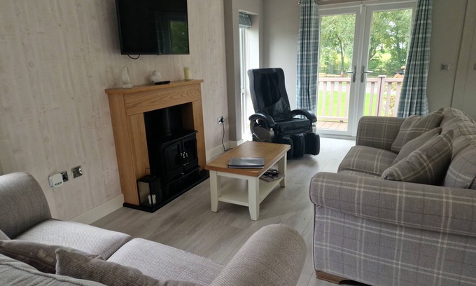Llanfair Caereinion Cabin | Luxury Lodge - Sleeps 4, hot tub & parking