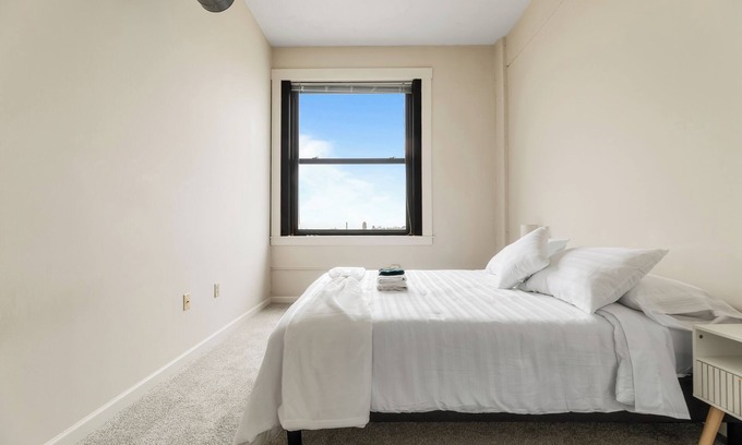 Downtown Cleveland Apartment | Luxury Loft & Cozy Room, Parking, Wi-Fi
