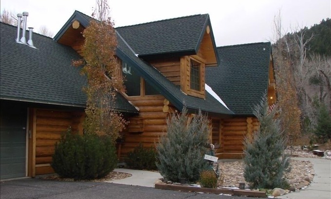 Oakley Cabin | Luxury Log Cabin - 10 Acres on the Famous Weber River. Near Park City