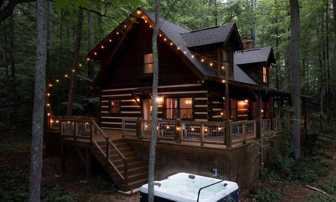 Asheville Cabin | Luxury Log Cabin *Waterfall*Hot Tub*Firepit*Hiking