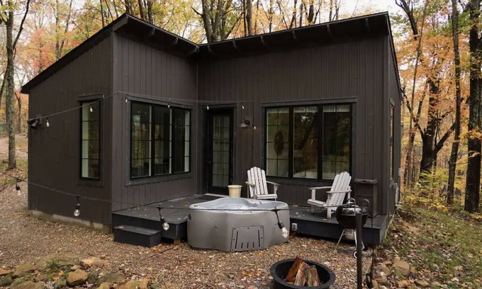 New Plymouth Cabin | Luxury Modern Cabin w/Hot Tub - Hocking Hills