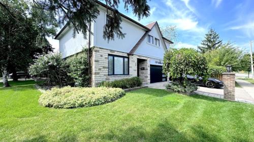 Cooksville House | Luxury Modern Retreat, Sauna, Theatre, Pool Table
