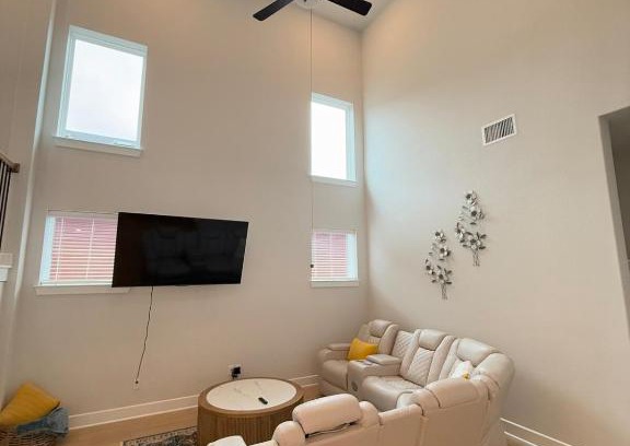 Bastrop House | Luxury Modern Stay in Bastrop