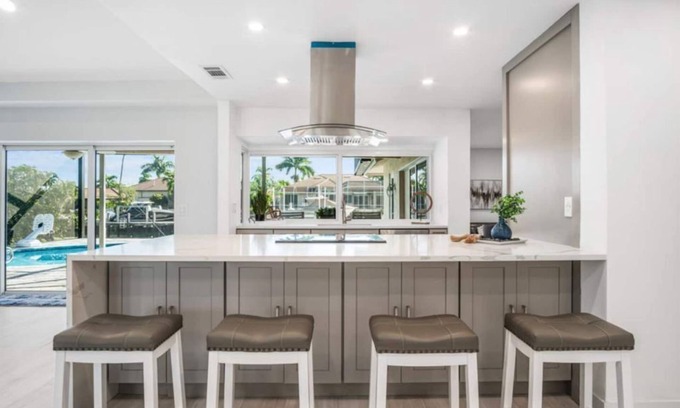 Marco Island Villa | Luxury Modern Waterfront 3 BR/8 guest Villa W/Pool, Stunning View, 5 Min-Beach