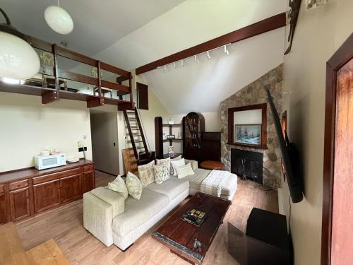 Hunter House | Luxury Mountain Getaway - 6 bed, 3 bath, hot-tub, fire-pit, game-room