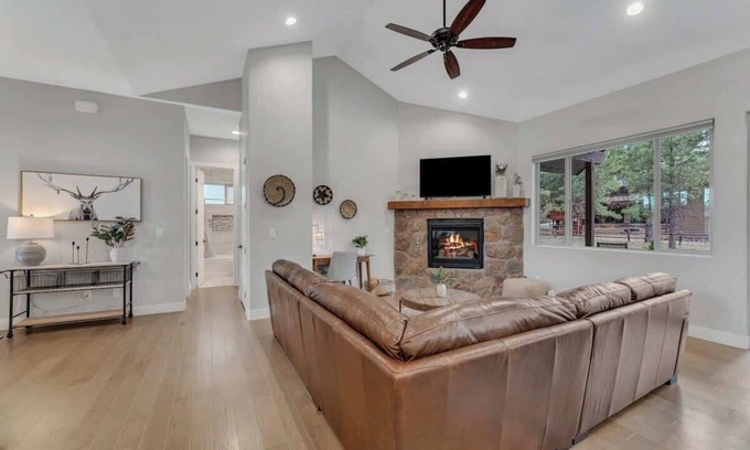 Williams House | Luxury Mountain Retreat w/Hot Tub & Views