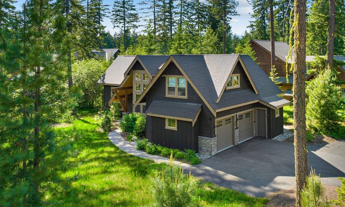 Cle Elum Cabin | Luxury mountain stay with hot tub, firepit, EV charger & game room